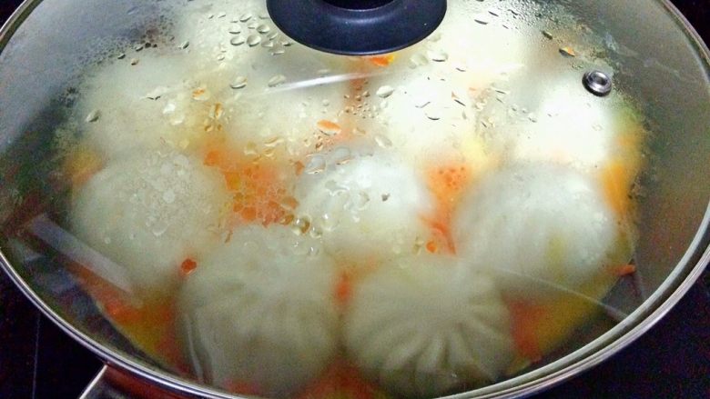 抱蛋煎包,再次盖上锅盖1分钟,待蛋液凝固。