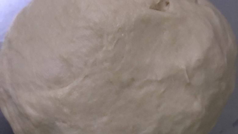 奶酪小布利,取出面团,滚圆成光滑面团,这个面团虽然湿润,但是手感非常好并且是不粘手的。