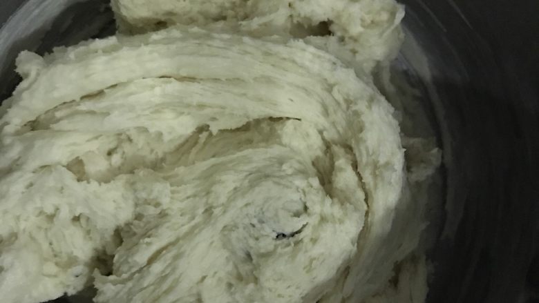 奶酪小布利,1档揉成均匀的面团就可以了,我揉了6分钟,估计全程用搅拌刀的话揉得会更快。