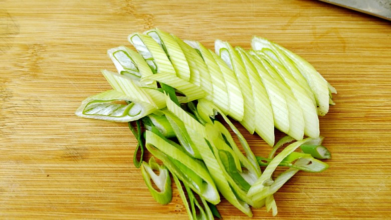 家常炖豆腐(健康无油版),<a style='color:red;display:inline-block;' href='/shicai/ 138'>大葱</a>切段。
