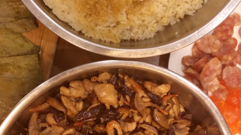 超级料足糯米鸡,泡好的糯米加一小勺油(猪油更好),香菇水和生抽,适量的水拌匀,开水蒸20分钟左右.我是分了两次蒸熟的.