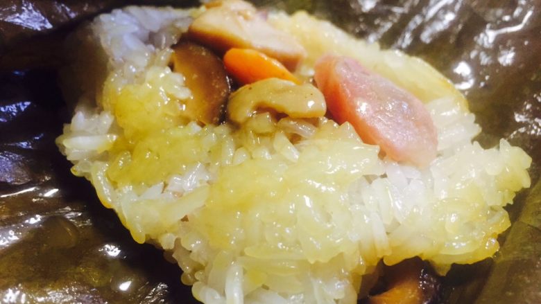 超级料足糯米鸡,包好以后放入冰箱冷冻起来,想吃的时候,拿出来大火蒸20-25分钟左右.