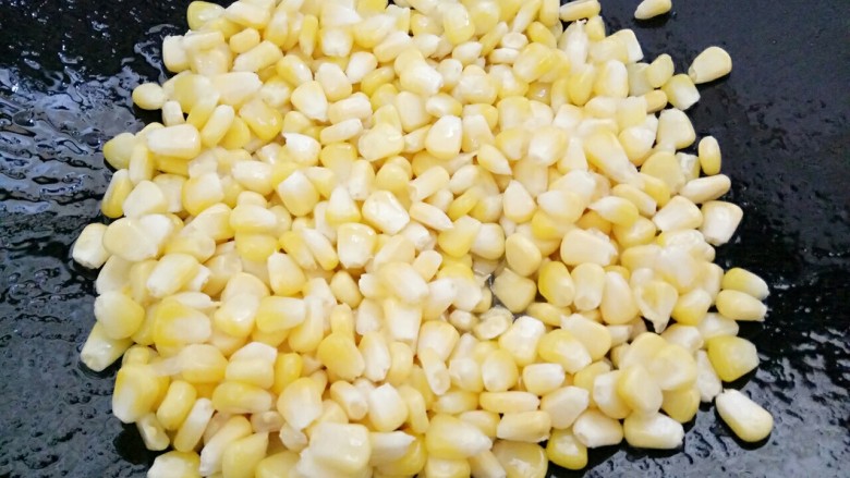 海苔时蔬三宝,锅里放点油,油热后放入玉米