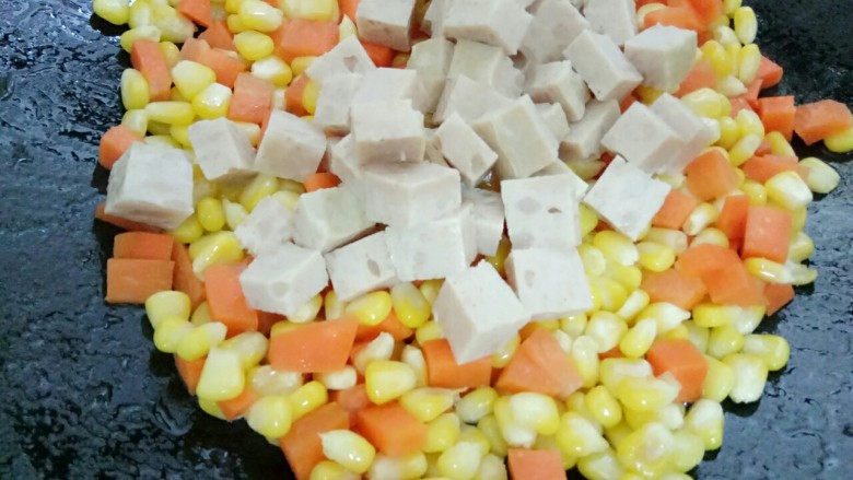 海苔时蔬三宝,最后放入肉饼翻炒