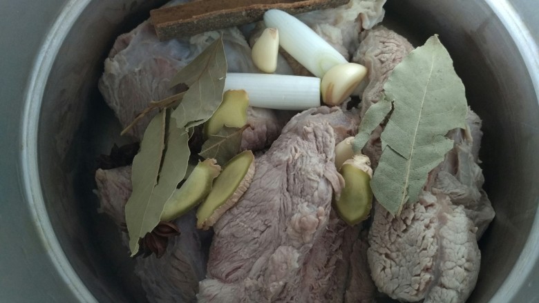 酱牛肉,把牛肉放入高压锅,放入大料