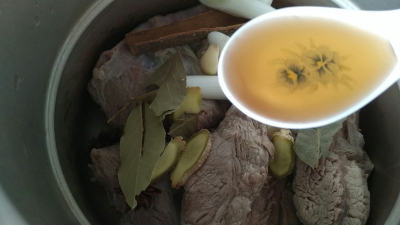 酱牛肉,加入<a style='color:red;display:inline-block;' href='/shicai/ 718'>料酒</a>2勺