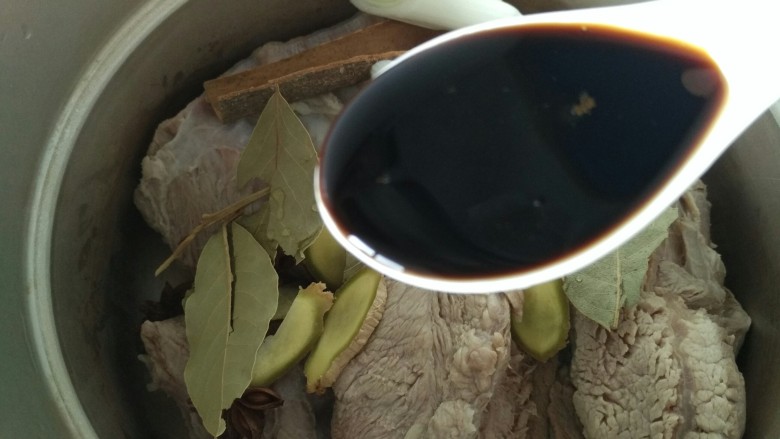 酱牛肉,加入<a style='color:red;display:inline-block;' href='/shicai/ 788'>生抽</a>3勺