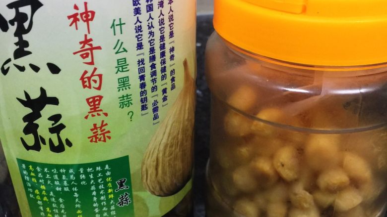 黑蒜龙骨炖花胶,备好所有食材:<a style='color:red;display:inline-block;' href='/shicai/ 9221'>黑蒜</a>、瑶柱
