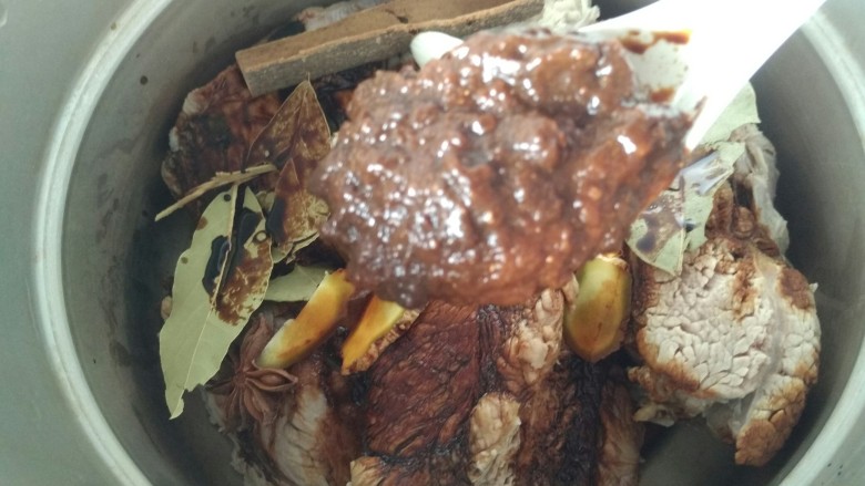 酱牛肉,加入<a style='color:red;display:inline-block;' href='/shicai/ 705'>豆瓣酱</a>2勺