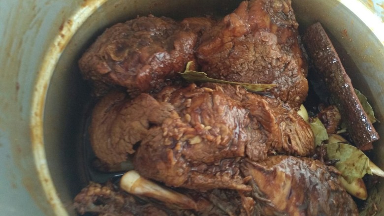 酱牛肉,用手抓均匀上色