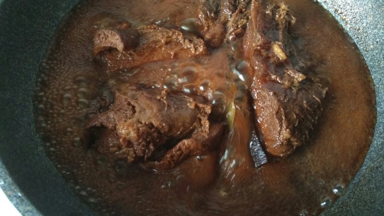 酱牛肉,煮好后放入炒锅,大火把汤汁收干
