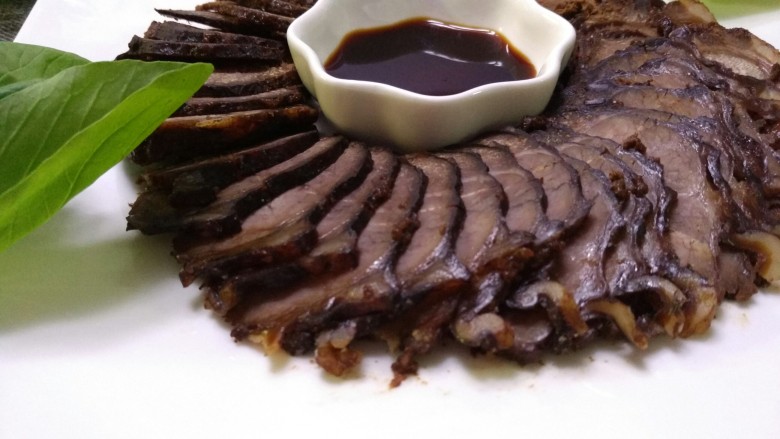 酱牛肉,吃的时候,拿出需要的量,切片摆盘