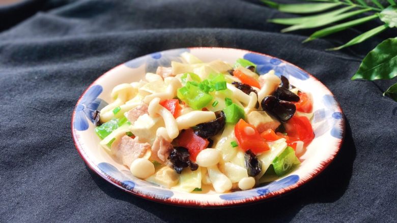 彩椒滑口白玉菇,颜色特别好看,红绿白相间