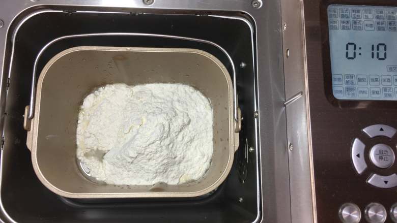 香葱猪肉馅小包子,然后加入面粉,放入面包机中,使用面包机的和面菜单和面10分钟。