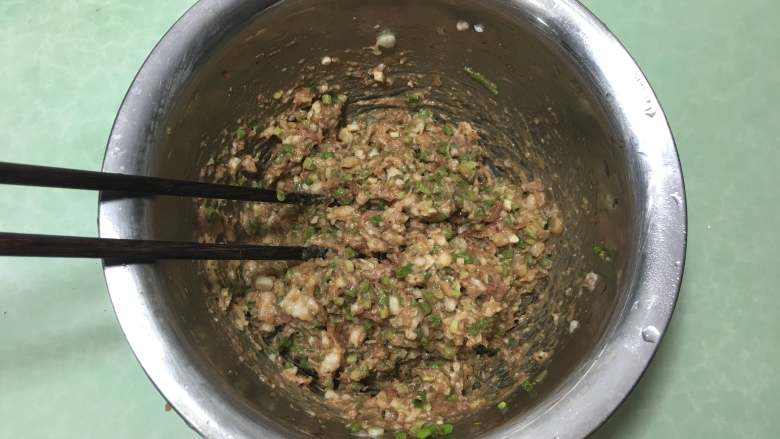 香葱猪肉馅小包子,用筷子搅拌均匀,猪肉香葱馅就做好。
