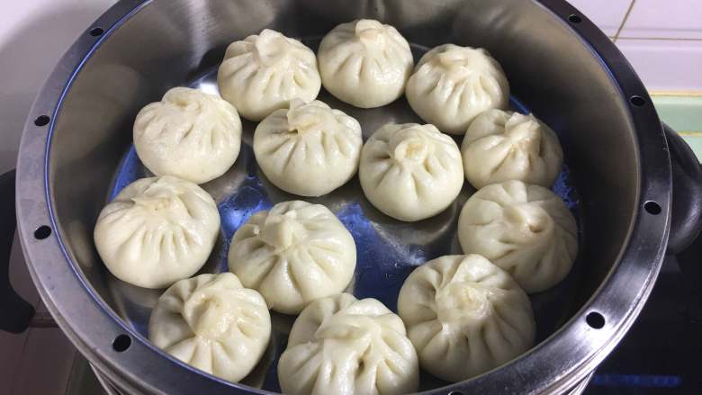 香葱猪肉馅小包子,酵发结束后冷水上锅蒸20分钟,蒸好后闷三分钟左右再掀开盖子。