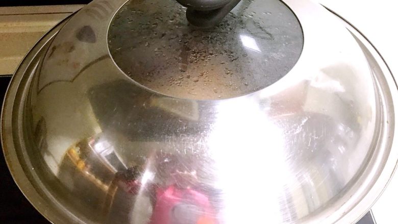 香酥土豆饼,放入锅中,蒸15分钟