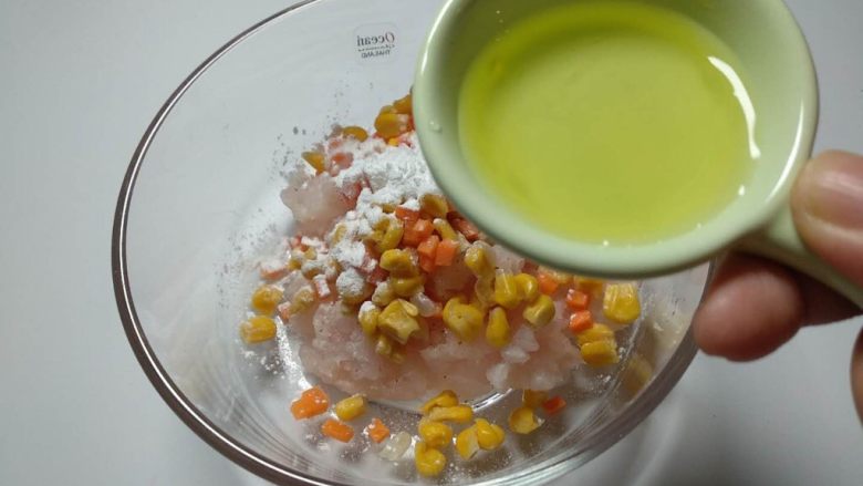 宝宝版龙利鱼卷,倒入蛋清,戴上一次性手套搅拌,并摔打鱼泥