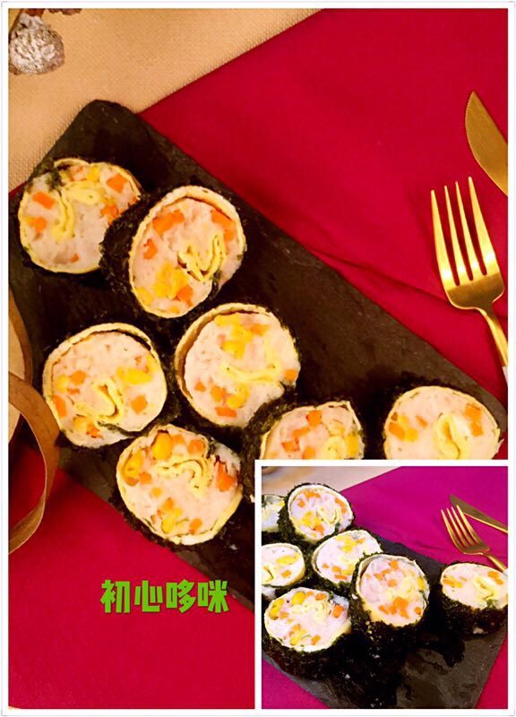 宝宝版龙利鱼卷,蒸好以后,把锡纸撕开,像是切寿司一样,把鱼卷切成3cm的小段。就做好啦