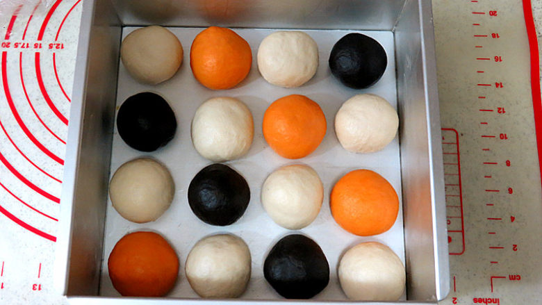 搞怪逗趣【万圣节挤挤小面包】,松弛完毕,颜色搭配好,排入20X20cm的8寸方模中