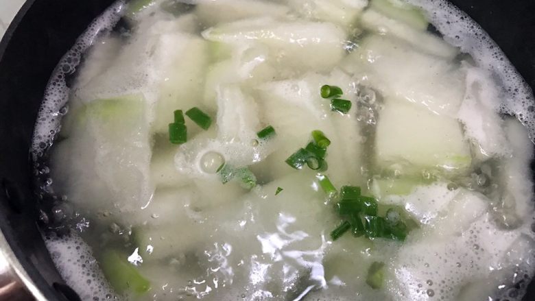 无油超鲜干贝冬瓜汤,关火撒上葱花(可以淋上一点点芝麻油更香哦)