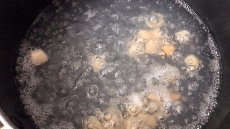 无油超鲜干贝冬瓜汤,中火滚开后转小火煮10分钟,让干贝充份释放出鲜味