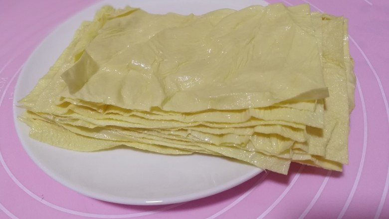 豆皮木耳蛋花汤,准备新鲜的豆皮,去掉两边,切成这样的规整的长方形。