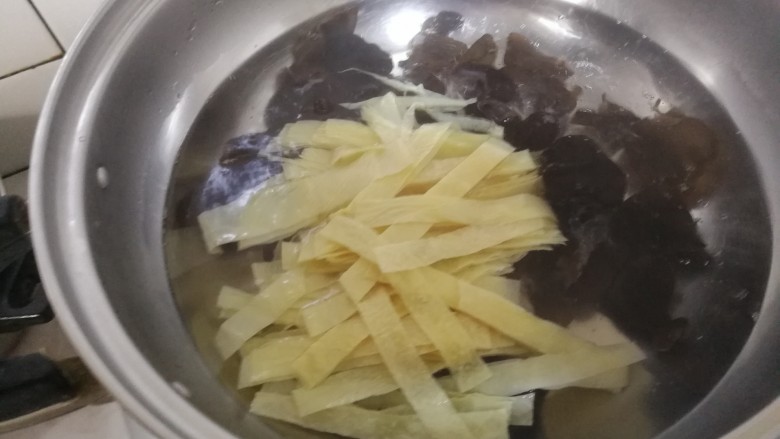 豆皮木耳蛋花汤,用中火去煮,接着放入豆皮。
