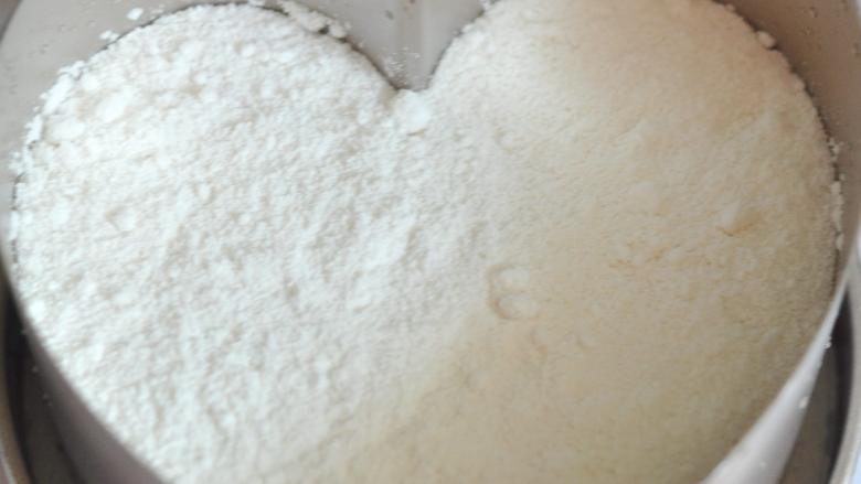 重阳糕,再撒一层米粉,铺一层红豆,最上层还是米粉。