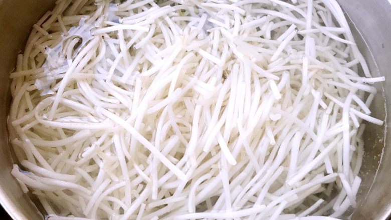 凉拌四爽,锅中烧开水将掐菜焯水时间不要太久影响口感营养易流失
