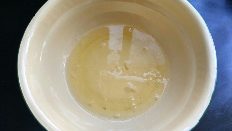 草莓蛋糕卷,准备两个无油无水干净的大盆子,将蛋清分离。