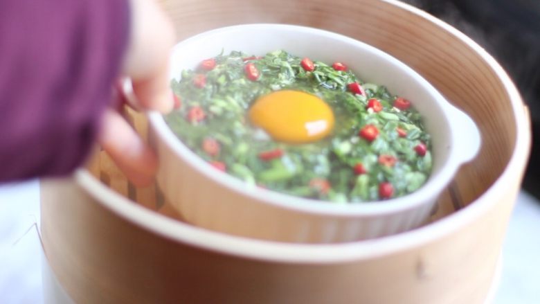 粉蒸韭菜包鸡蛋,大火将蒸锅水煮开,将碗移入锅中。