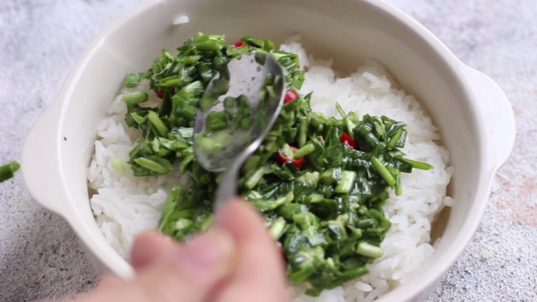 粉蒸韭菜包鸡蛋,碗底先铺好一层<a style='color:red;display:inline-block;' href='/shicai/ 6501'>剩米饭</a>,然后铺上拌好的韭菜。