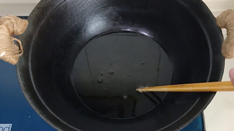 老底子的传统炸春卷,油温到8成,放入筷子,末端起小泡就可以下锅了