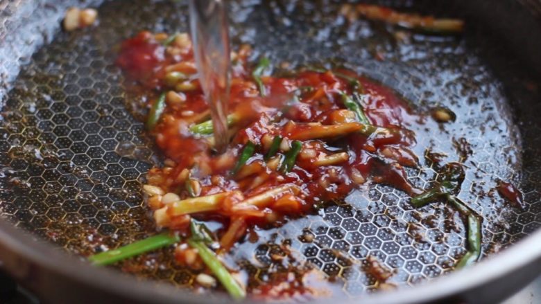 油焖大虾,加入一小碗水,水沸放入大虾。