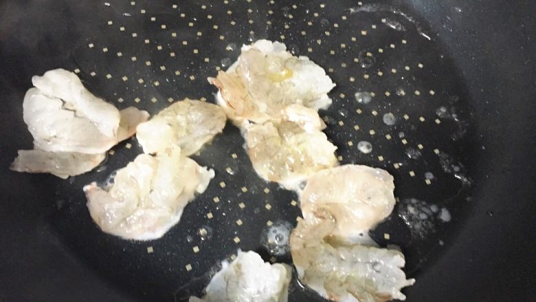 滑蛋虾仁,锅中倒油,放入虾仁
