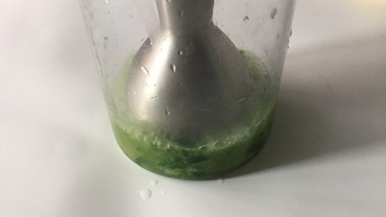 宝宝辅食之小白菜蛋黄米糊,.将焯水好的小白菜捞起，用料理机打成泥；8个月以上的宝宝，直接用刀剁碎即可.