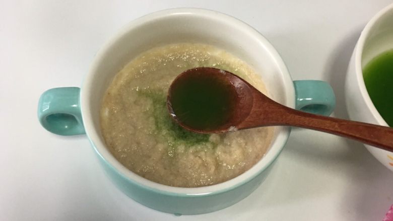 宝宝辅食之小白菜蛋黄米糊,.加入青菜泥。

宝宝如果第一次吃青菜不要加多了。1小勺就够，以后慢慢逐渐加多。