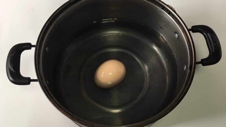 宝宝辅食之小白菜蛋黄米糊,
2. 鸡蛋洗净,冷水下锅,中火煮至水开后,煮3分钟,关火再焖5分钟;
这个方法煮出来的鸡蛋,蛋黄香嫩,易消化;