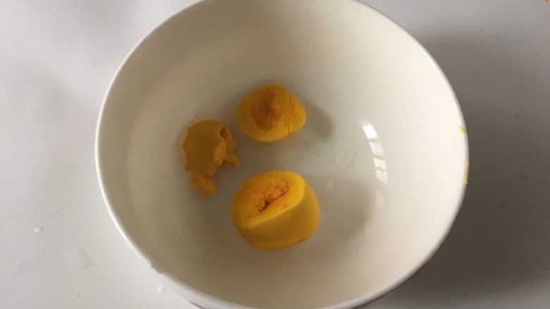 宝宝辅食之小白菜蛋黄米糊,将煮好的鸡蛋,剥壳取出蛋黄。