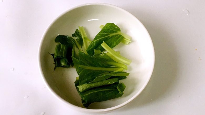 宝宝辅食之小白菜蛋黄米糊,3.青菜冲洗一遍，浸泡几分钟后冲洗干净，切成小段。

由于蔬菜中含有丰富的水溶性维生素，不宜浸泡过长时间，以免流失营养；采用清水冲洗法，可以祛除蔬菜中的大部份水溶性农药。