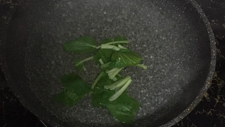 宝宝辅食之小白菜蛋黄米糊,4.水烧开后,将小白菜焯水十几秒钟。
植酸会影响钙、铁、锌等营养素的吸收,蔬菜焯水处理可以提高营养价值。