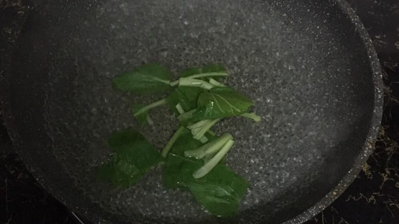 宝宝辅食之小白菜蛋黄米糊,4.水烧开后，将小白菜焯水十几秒钟。

植酸会影响钙、铁、锌等营养素的吸收，蔬菜焯水处理可以提高营养价值。