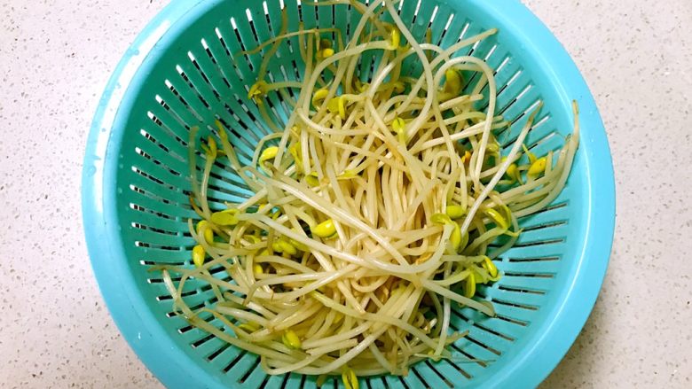 石锅拌饭,豆芽焯好后捞出来用冷水过凉,沥干水分