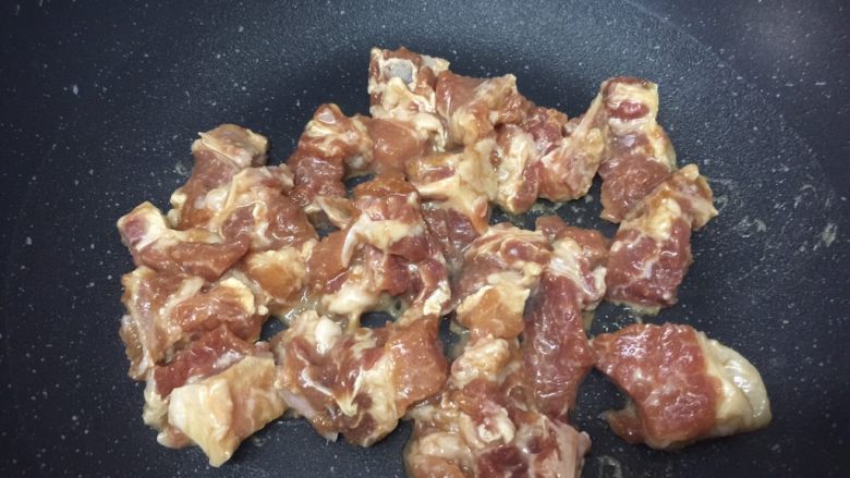 铁棍山药焖排骨边,中火热锅,排骨边沥掉腌制的酱汁放进锅里(剩下的酱汁要用的)