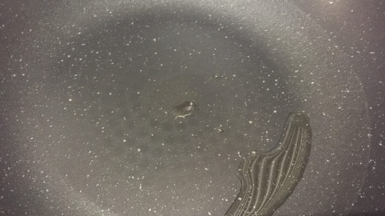 铁棍山药焖排骨边,中火,热锅冷油