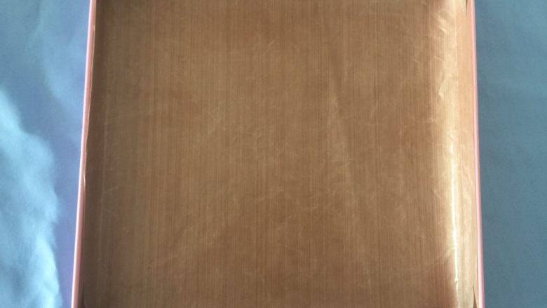 #中式点心#黄金烤年糕,准备一个28*28的烤盘,垫上油纸