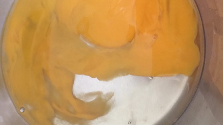 #中式点心#黄金烤年糕,用一大碗打入鸡蛋,用手动打蛋器打散