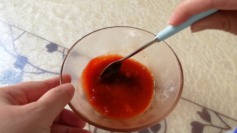 #家有烤箱#新奥尔良烤翅,加入根据个人口味的盐,用勺子搅拌均匀备用。