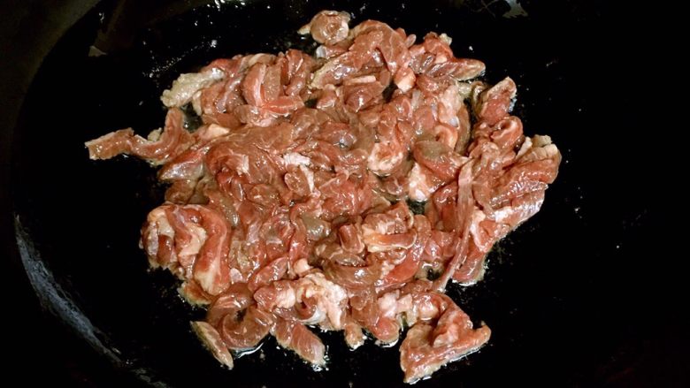 黑椒牛肉,热锅冷油,倒入腌好的牛肉(或焯水后的肥牛卷)中大火翻炒。